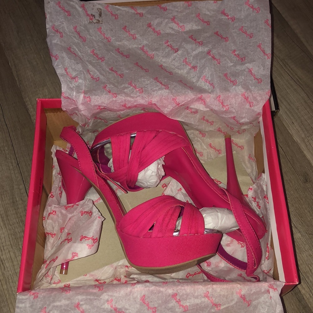 Fuchsia Qupid peep toe heels